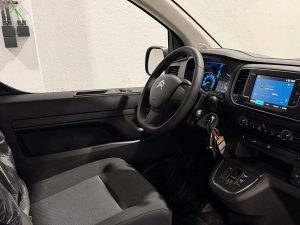 Deska rozdzielcza i stanowisko kierowcy — Citroën E-JUMPY L2 50 kWh 230km WLTP z 2024 roku