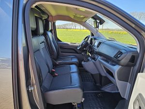 Wnętrze kabiny — Citroën JUMPY 2.0 L2 Navi Lm-Velgen AC z 2020 roku