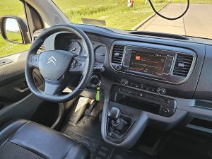 Deska rozdzielcza i stanowisko kierowcy — Citroën JUMPY 2.0 L2 Navi Lm-Velgen AC z 2020 roku