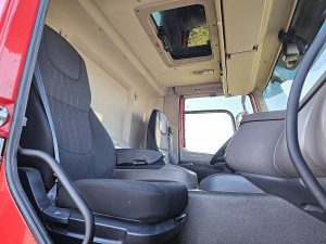 Wnętrze kabiny — DAF CF 260 BDF+BOX LIFT AIRCO z 2018 roku
