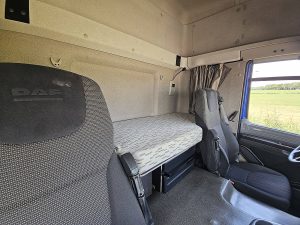 Fotele i leżanka w kabinie — DAF CF 400 TAILLIFT z 2017 roku