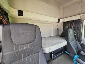 Fotele i leżanka w kabinie — DAF CF 450 LZV z 2019 roku
