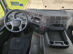 Deska rozdzielcza i stanowisko kierowcy — DAF CF 450 LZV z 2019 roku