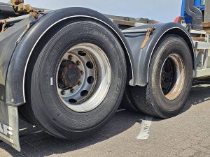 Opony z dobrym bieżnikiem — DAF CF 85.360 FAS 6X2 EEV z 2009 roku