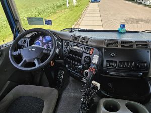 Deska rozdzielcza i stanowisko kierowcy — DAF CF 85.360 FAS 6X2 EEV z 2009 roku