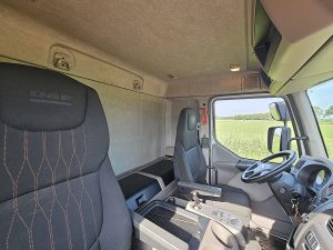 Fotele i leżanka w kabinie — DAF LF 210 TIJHOF z 2020 roku