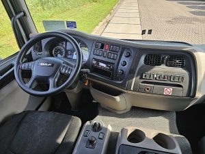 Deska rozdzielcza i stanowisko kierowcy — DAF LF 210 TIJHOF z 2020 roku
