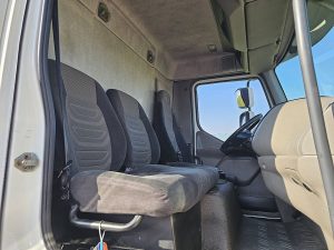 Wnętrze kabiny — DAF LF 55.180 11.9T AIRCO 3 SEATS z 2011 roku