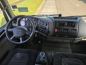 Deska rozdzielcza i stanowisko kierowcy — DAF LF 55.180 11.9T AIRCO 3 SEATS z 2011 roku