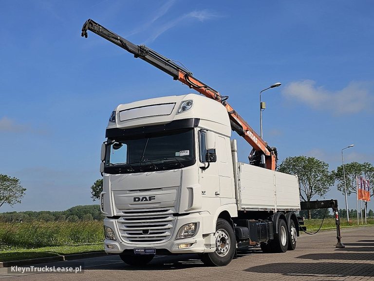 DAF XF 440 FAN Atlas 210-2V-A15 z 2017 roku, skrzyniowy z zagranicy — przód pojazdu