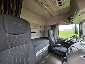 Fotele i leżanka w kabinie — DAF XF 450 FAN 6X2 STEERAXLE z 2019 roku