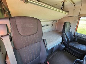 Fotele i leżanka w kabinie — DAF XF 480 z 2018 roku