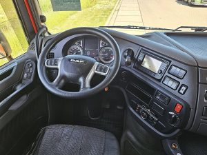 Deska rozdzielcza i stanowisko kierowcy — DAF XF 480 z 2018 roku