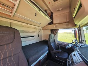 Fotele i leżanka w kabinie — DAF XF 480 z 2020 roku