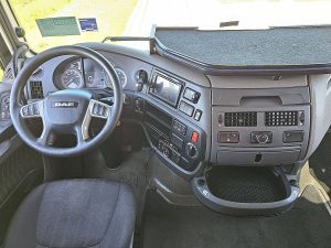Deska rozdzielcza i stanowisko kierowcy — DAF XF 480 z 2020 roku
