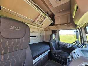 Fotele i leżanka w kabinie — DAF XF 480 z 2021 roku