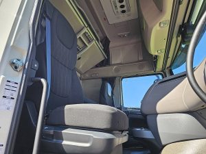 Wnętrze kabiny — DAF XF 480 z 2021 roku