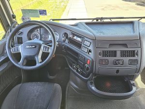 Deska rozdzielcza i stanowisko kierowcy — DAF XF 480 z 2021 roku