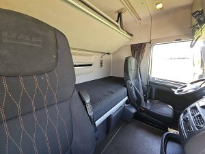 Fotele i leżanka w kabinie — DAF XF 480 6X2 FAN WB530 z 2018 roku