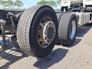 Opony z dobrym bieżnikiem, ujęcie 2 — DAF XF 480 6X2 FAN WB530 z 2018 roku