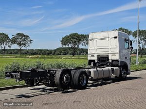 Strona pasażera z tyłu — DAF XF 480 6X2 FAN WB530 z 2018 roku