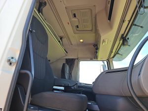 Wnętrze kabiny — DAF XF 480 6X2 FAN WB530 z 2018 roku