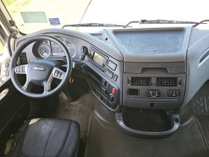 Deska rozdzielcza i stanowisko kierowcy — DAF XF 480 6X2 FAN WB530 z 2018 roku