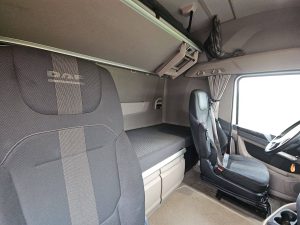 Fotele i leżanka w kabinie — DAF XF 480 6X2 FAR INTARDER z 2023 roku
