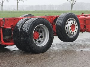 Opony z dobrym bieżnikiem — DAF XF 480 6X2 FAR INTARDER z 2023 roku