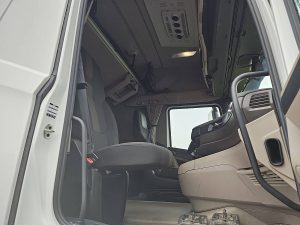 Wnętrze kabiny — DAF XF 480 6X2 FAR INTARDER z 2023 roku