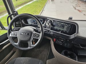 Deska rozdzielcza i stanowisko kierowcy — DAF XF 480 6X2 FAR INTARDER z 2023 roku