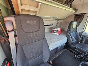 Fotele i leżanka w kabinie — DAF XF 480 FAR CLEAN MANUAL z 2021 roku