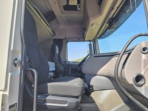 Wnętrze kabiny — DAF XF 480 FAR CLEAN MANUAL z 2021 roku