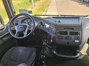 Deska rozdzielcza i stanowisko kierowcy — DAF XF 480 FAR CLEAN MANUAL z 2021 roku