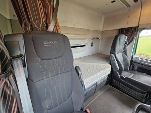 Fotele i leżanka w kabinie — DAF XF 480 SPACECAB PTO+HYDR. z 2020 roku