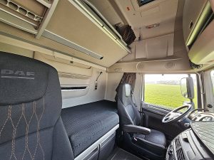 Fotele i leżanka w kabinie — DAF XF 480 SSC FAR z 2021 roku