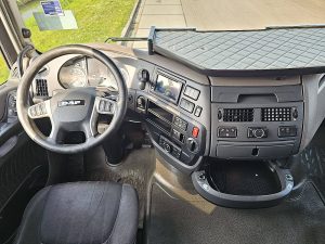 Deska rozdzielcza i stanowisko kierowcy — DAF XF 480 SSC FAR z 2021 roku