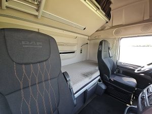 Fotele i leżanka w kabinie — DAF XF 480 SSC SKIRTS z 2019 roku