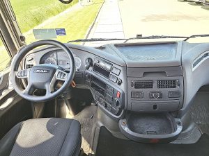 Deska rozdzielcza i stanowisko kierowcy — DAF XF 480 SSC SKIRTS z 2019 roku