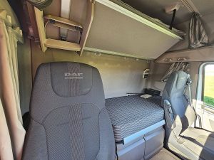 Fotele i leżanka w kabinie — DAF XF 530 NGD z 2022 roku