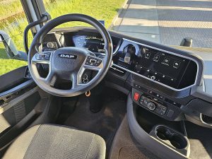 Deska rozdzielcza i stanowisko kierowcy — DAF XF 530 NGD z 2022 roku