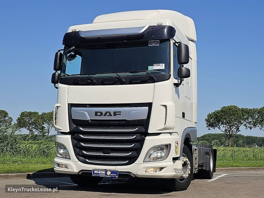 DAF XF 530 SPACECAB z 2021 roku, ciągnik siodłowy z zagranicy — przód pojazdu