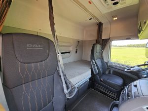 Fotele i leżanka w kabinie — DAF XF 530 SPACECAB z 2021 roku