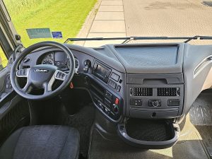 Deska rozdzielcza i stanowisko kierowcy — DAF XF 530 SPACECAB z 2021 roku
