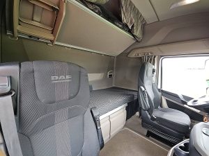 Fotele i leżanka w kabinie — DAF XG 480 z 2023 roku