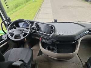 Deska rozdzielcza i stanowisko kierowcy — DAF XG 480 z 2023 roku