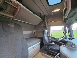 Fotele i leżanka w kabinie — DAF XG 480 6X2 INTARDER WB 505 z 2022 roku