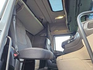 Wnętrze kabiny — DAF XG 480 6X2 INTARDER WB 505 z 2022 roku