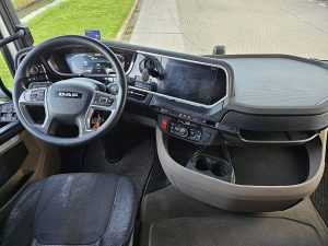 Deska rozdzielcza i stanowisko kierowcy — DAF XG 480 6X2 INTARDER WB 505 z 2022 roku