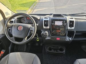 Deska rozdzielcza i stanowisko kierowcy — Fiat DUCATO 35 2.3 DC clima EURO6 z 2020 roku